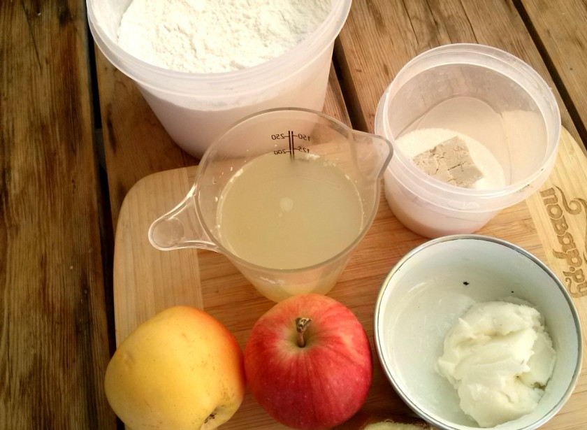 1. Этап. Сдобная плетенка с яблоками: Подготовьте все составляющие: вымойте яблоко, отмерьте необходимое количество сухих ингредиентов.