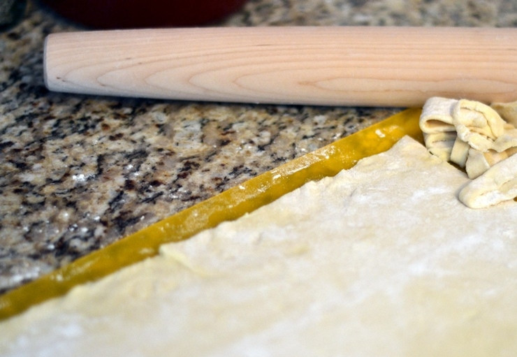 1. Этап. Пирог со спаржей: Тесто раскатываем при помощи скалки. Присыпаем мукой его, чтоб тесто не прилипало.