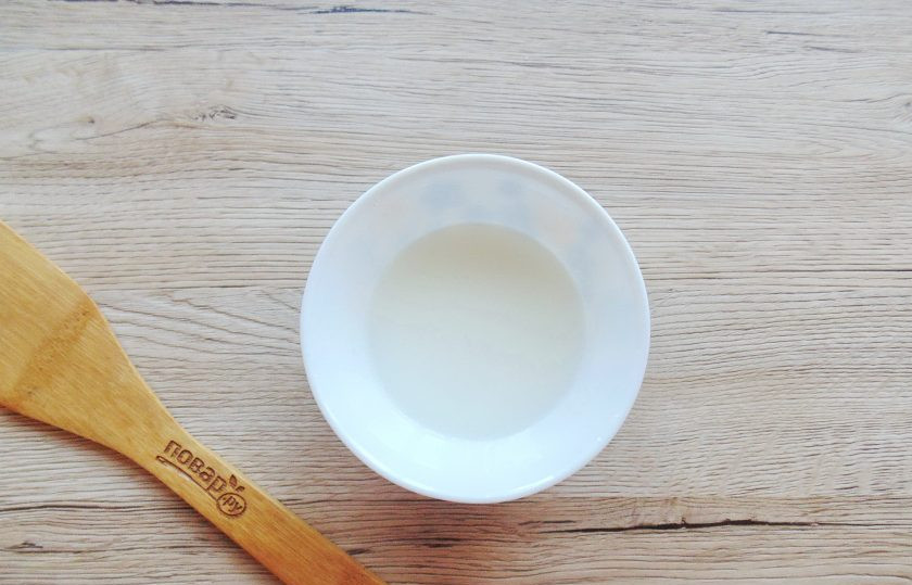 1. Этап. Свекольный кетчуп на зиму: Разведите крахмал в 100 мл. холодной воды.