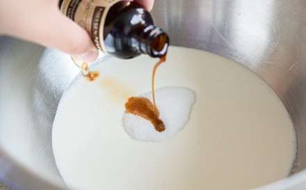 1. Этап. Крем (взбитые сливки): Добавляем сахар и ванильный экстракт. Можно использовать и другой ароматизатор.