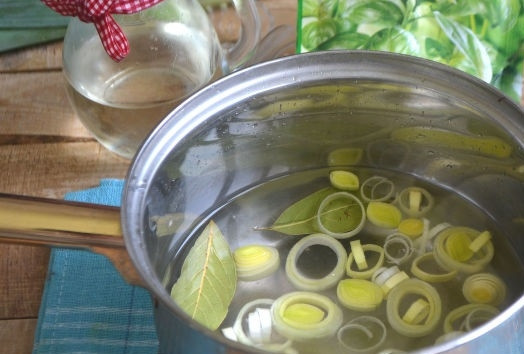 1. Этап. Салат из морепродуктов с фасолью, кукурузой и каперсами: 4. В воду от морепродуктов отправьте нарезанный порей, томите минутку-другую.