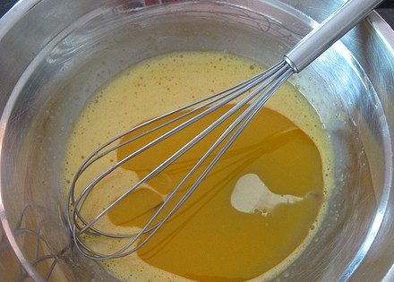 1. Этап. Шоколадный бисквит для торта: 2. Влейте к желткам кукурузное масло, перемешайте.