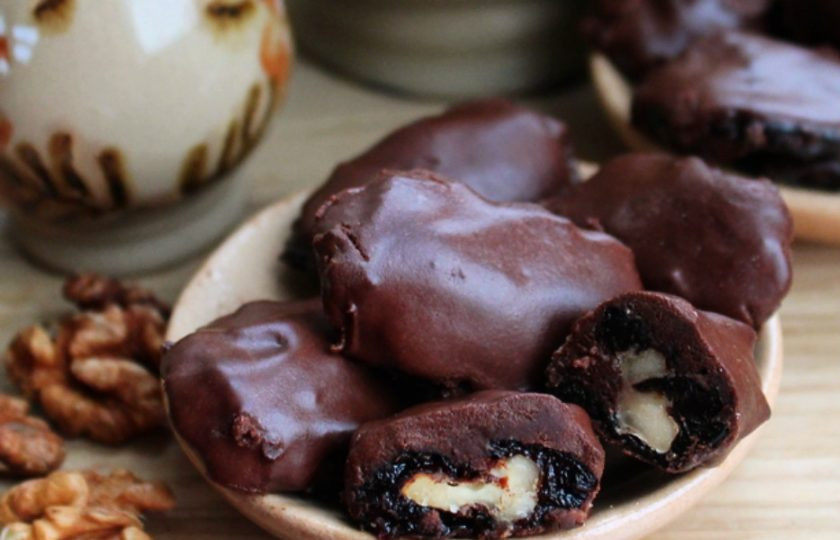 1. Этап. Чернослив с орехом в шоколаде: Конфеты готовы. Угощайтесь! Чернослив в шоколаде храним в прохладном месте.