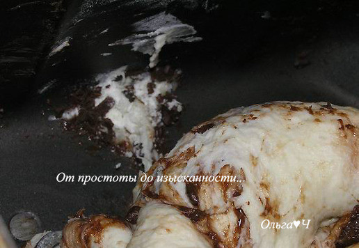 1. Этап. Багеты с шоколадом и миндалём: После звукового сигнала добавьте рубленный шоколад в контейнер хлебопечки.