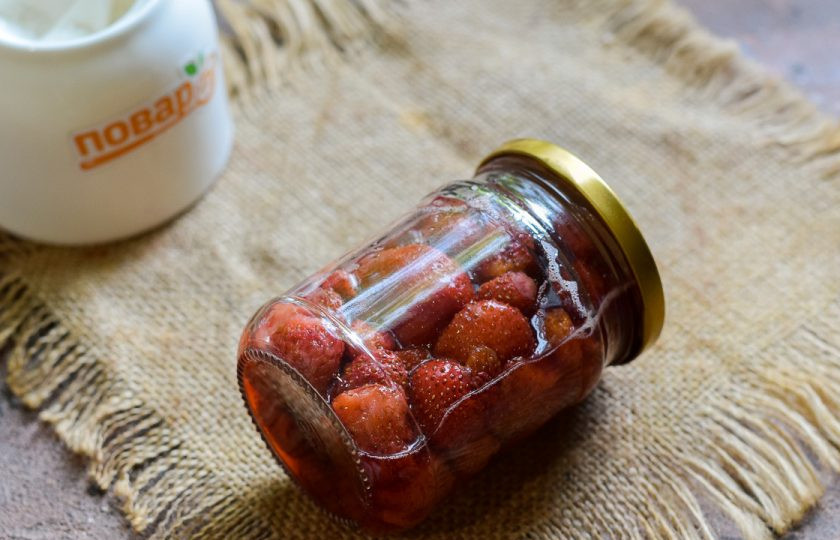 1. Этап. Варенье из клубники в микроволновке: Банку герметично закатайте стерильной крышкой, поставьте дном вверх. Укройте заготовку теплым пледом или одеялом, оставьте на 24 часа в покое. Спустя указанное время перенесите заготовку в кладовку.