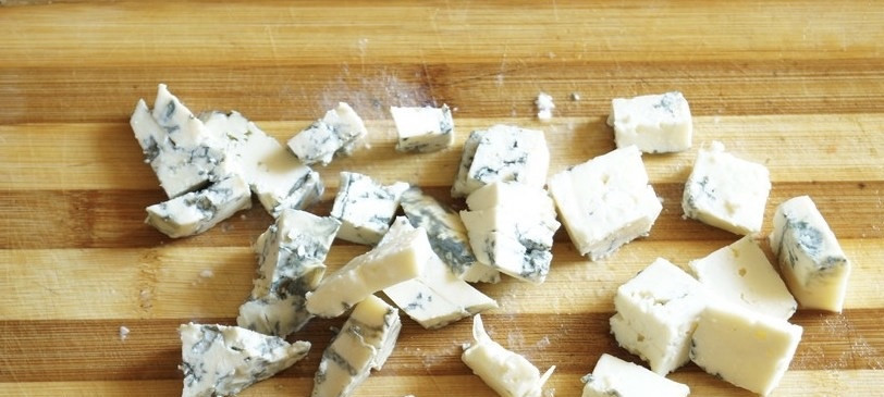 1. Этап. Паста с копченой курицей: Теперь займёмся приготовлением соуса. Для этого возьмите сыр со сливками. Последние вливаем в скоровороду и кипятим. Как только видим признаки кипения, добавляем нарезанный кусочками сыр. Он будет плавиться. Как только сыр как таковой исчезнет и смешается со сливками, а соус загустеет — соус можно считать готовым.