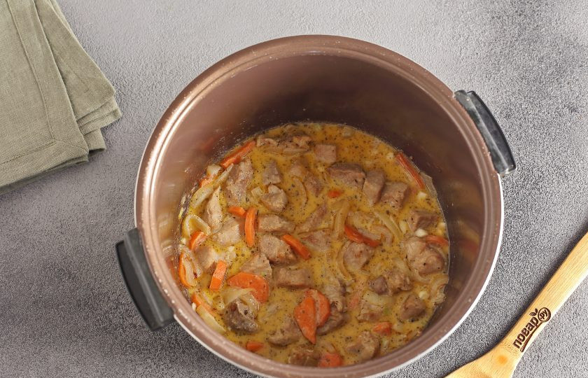 1. Этап. Свинина со сливками в мультиварке: Добавьте измельченный чеснок, отрегулируйте на соль, установите режим 