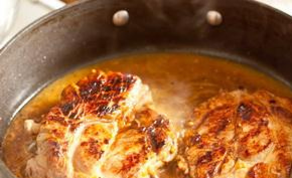 1. Этап. Стейк из свинины с апельсиново-горчичным соусом: Обжарив мясо с двух сторон до румяной корочки (на сильном огне) около 7 минут, убавляем огонь и вливаем маринад. Доводим до кипения, и тушим до загустения соуса около 5-7 минут, не накрывая крышкой.