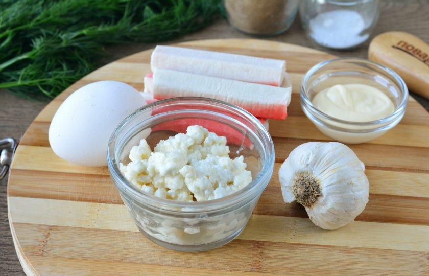 1. Этап. Крабовые палочки фаршированные творогом: Подготовьте все ингредиенты.