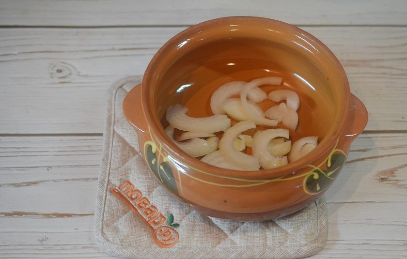 1. Этап. Чанахи по-днепропетровски: 12. На дно горшочков кладем зубчик чеснока, лук.