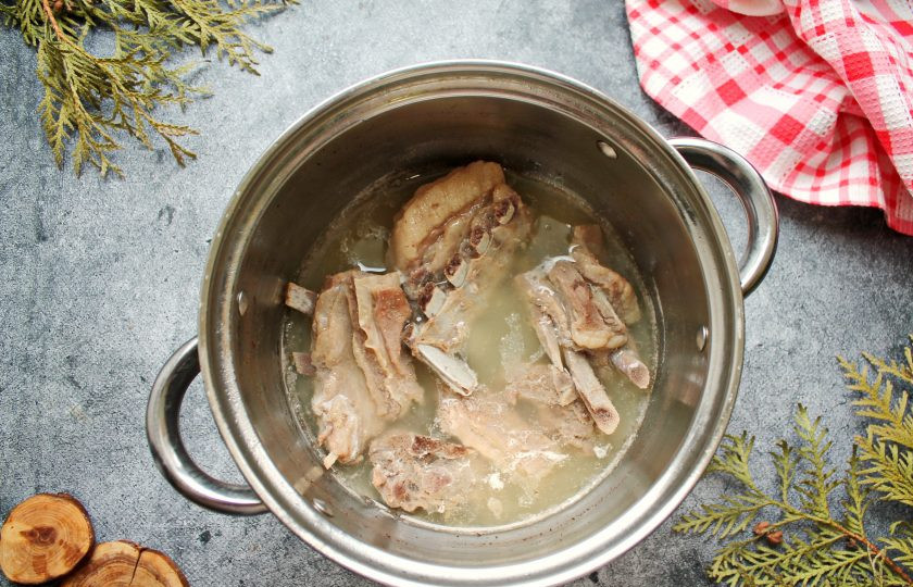 1. Этап. Ачаров плав с бараниной: Баранину сполосните и выложите в кастрюлю с толстым дном. Залейте мясо холодной водой, посолите и варите на медленном огне до готовности. У меня ушло на это 1.5 часа, баранина должна стать очень мягкой.