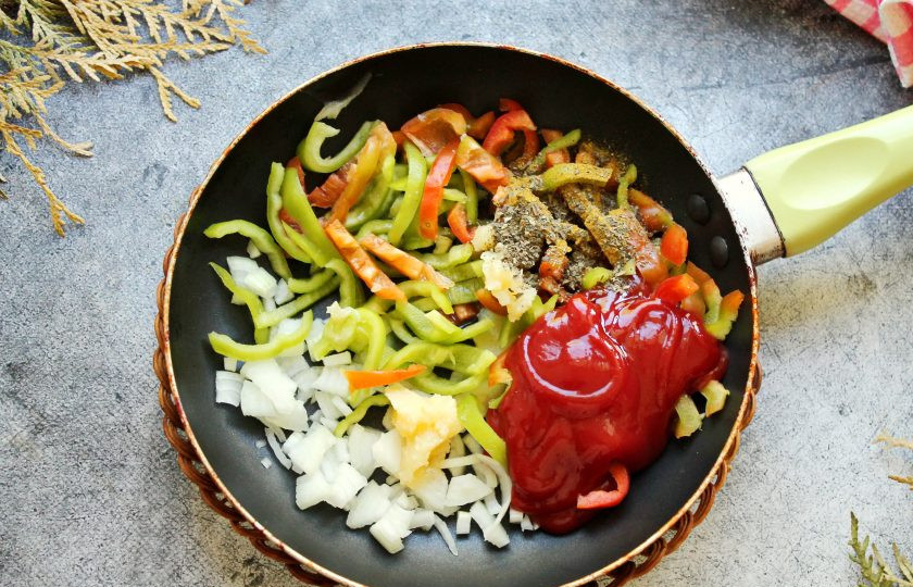 1. Этап. Суп Соуз: Пока варится картофель, сделайте зажарку. В сковороду выложите топленое масло и растопите. Выложите нарезанную вторую луковицу, болгарский перец соломкой и пассату. Добавьте специи и обжаривайте овощи в течение 7 минут на среднем огне, перемешивая.