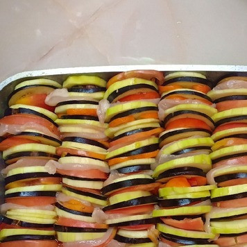 1. Этап. Рататуй с куриной грудкой: На соус выложить овощи и мясо, чередуя их между собой.