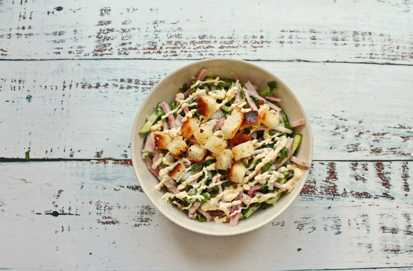 1. Этап. Салат Острые чувства: Салат посолите, добавьте измельченный чеснок, перемешайте и заправьте майонезом, добавьте сухарики. Яйцо аккуратно очистите и ножницами порежьте поверх салата.