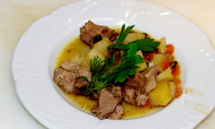 1. Этап. Жаркое со свининой и картошкой в мультиварке: 3. Вот и все! Посыпаем свежей зеленью и подаем к столу. Приятного аппетита!