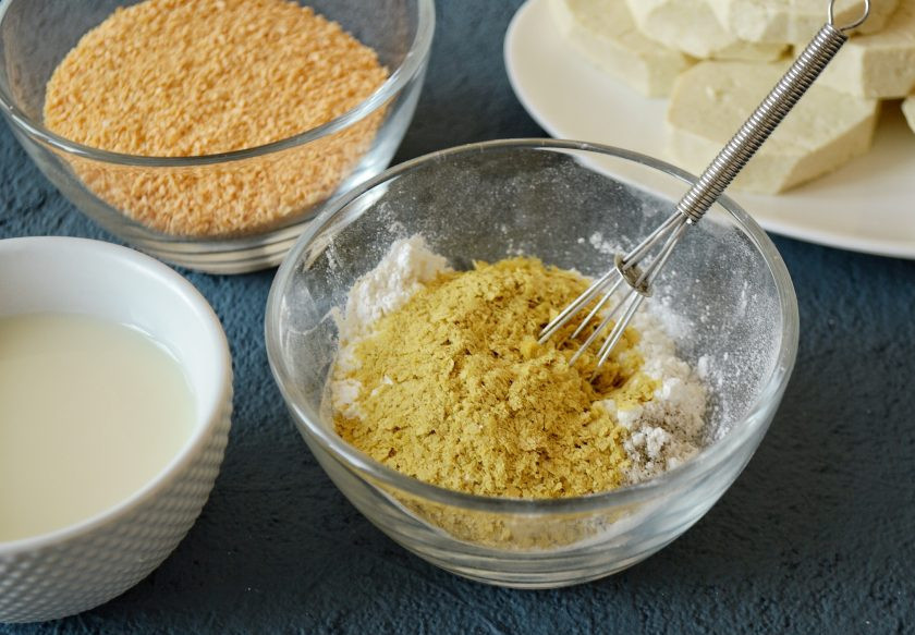 1. Этап. Соевые наггетсы: Смешайте соль, перец, крахмал и пищевые дрожжи с мукой.