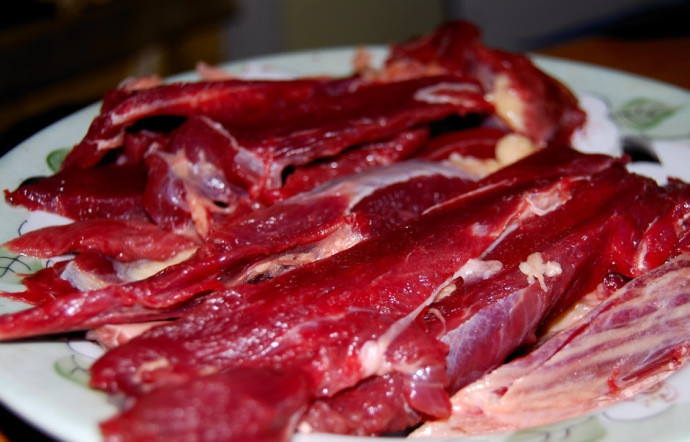 1. Этап. Конина в духовке: Конину помойте, обрежьте чересчур жирные куски, если такие имеются. Порежьте мясо на продолговатые полоски.