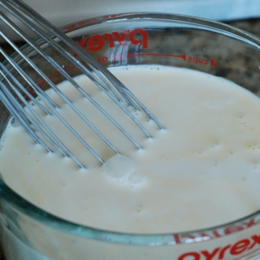 1. Этап. Торт Три молока: Тем временем в отдельной емкости венчиком взбиваем все три вида молока.