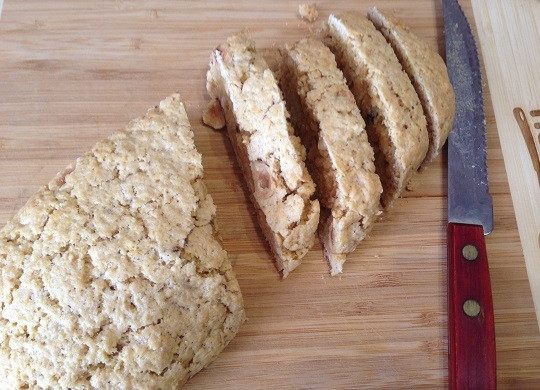 1. Этап. Цитрусовые кантуччи с фундуком: 7. Затем нарезаем острым ножом наискосок на кусочки толщиной 1 см.