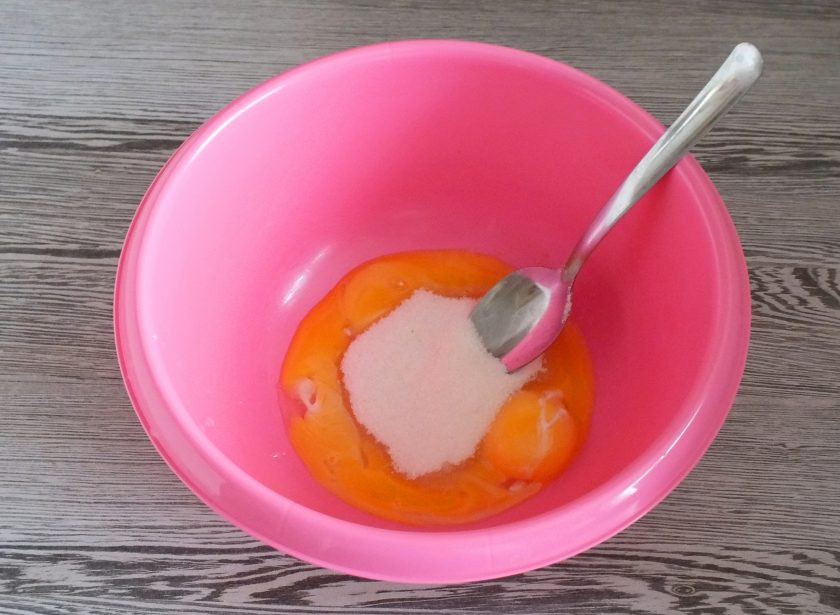 1. Этап. Печенье Ласточкино гнездо: Разделите яйца на желтки и белки. Белки уберите в холодильник. Желтки переложите в чашу. Добавьте сахар и разотрите.