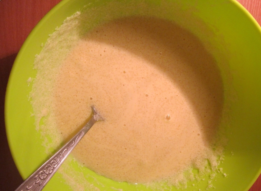 1. Этап. Торт Манник: Смешайте в миске кефир, манку, яйца, сахар и оставьте на час, чтобы манка набухла.