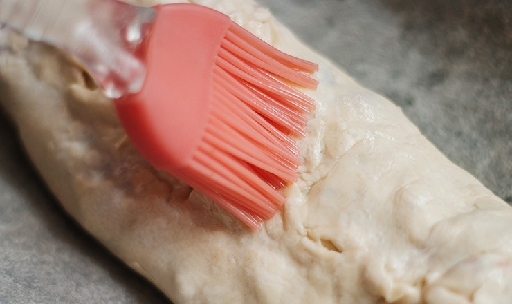 1. Этап. Вишневый штрудель из готового теста: Поставьте разогреваться до 180 градусов духовку. Сверните тесто с начинкой в рулет. Смажьте его мягким сливочным маслом для золотистого цвета.