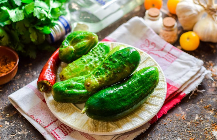 1. Этап. Пьяные огурцы: Подготовьте ингредиенты.