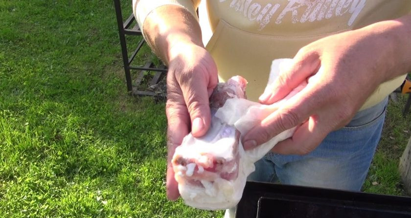 1. Этап. Копченая грудинка: Достаньте мясо из маринада и оставьте часов на 5-6 провялиться. Если нет времени ждать, оботрите его насухо бумажными полотенцами.