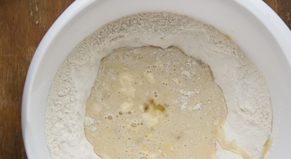 1. Этап. Хлебная косичка с маком: 3. Оставьте так на 5-7 минут, чтобы активировать дрожжи.