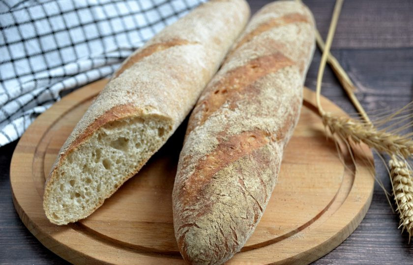 1. Этап. Багет ржаной: Теперь багеты можно подавать к столу. Они не получаются такими же пышными, как французские багеты из пшеничной муки, но при этом они не менее вкусные, к тому же более полезные, так как содержание глютена в них сведено к минимуму.