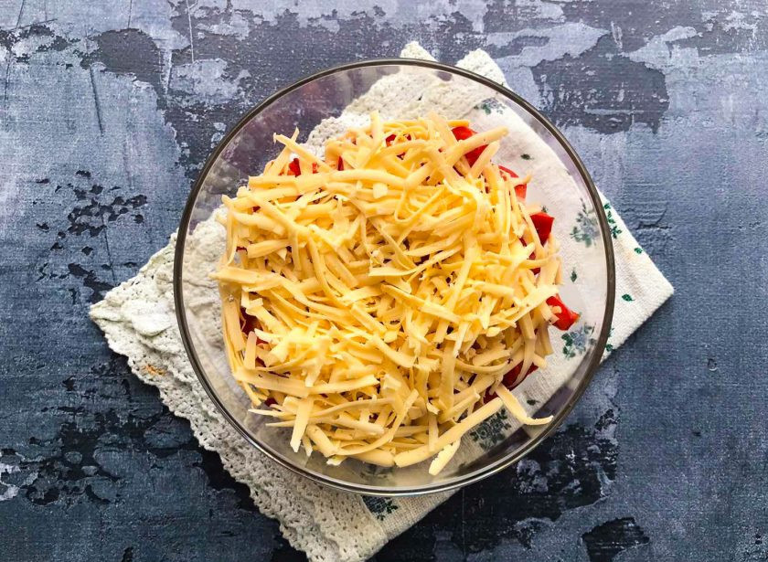 1. Этап. Салат Красное море с креветками и крабовыми палочками: Сыр натрите на крупной терке.