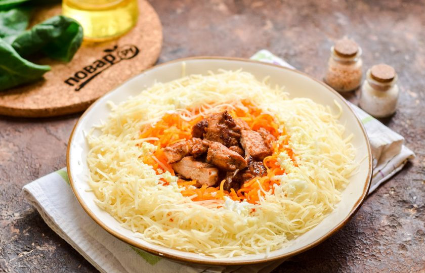 1. Этап. Салат Алматинский: Завершающий круг сделайте из натертого твердого сыра. Соль, перец и сметану добавьте в салат перед подачей!