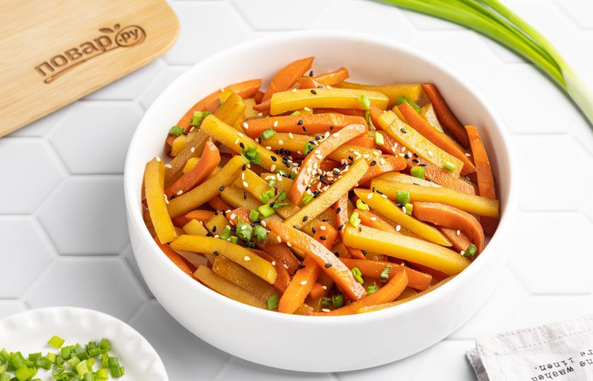 1. Этап. Кимпира: Перед подачей посыпьте закуску мелко порезанным зеленым луком и жареным кунжутом. Кимпира готова, приятного вам аппетита!