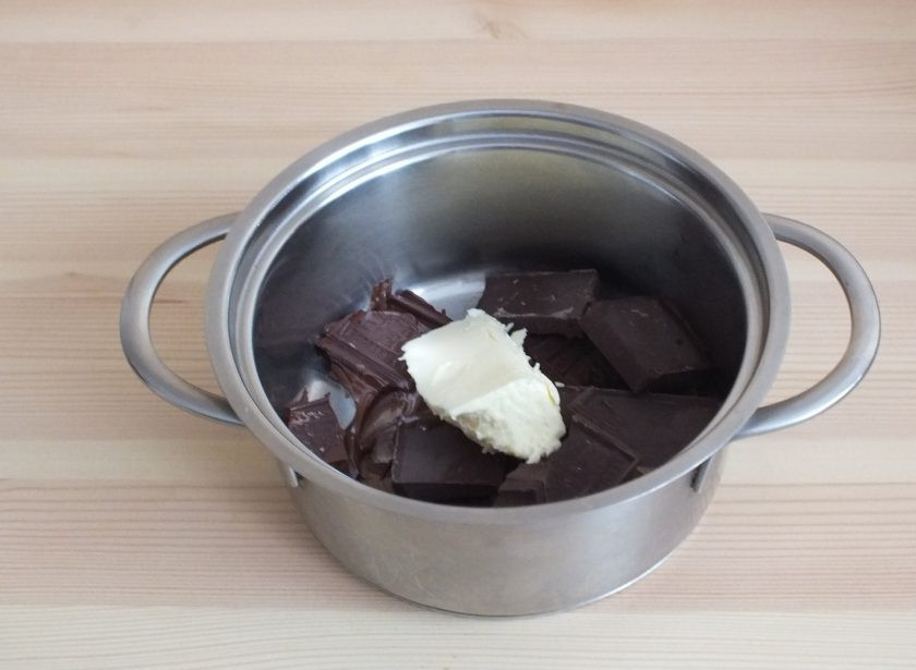 1. Этап. Кексики на Новый год Крысы: Охлажденные кексики необходимо украсить. Растопите шоколад с добавлением сливочного масла на малом огне.