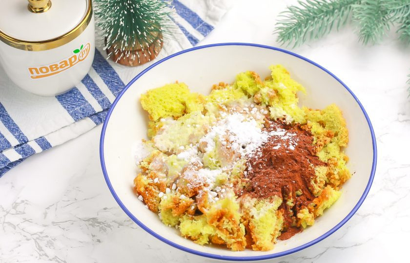 1. Этап. Торт Змейка на Новый год: В другую массу всыпьте 2 ст.л. сахарной пудры и какао-порошок, влейте сливки. Также тщательно вымешайте до получения однородной шоколадной массы.