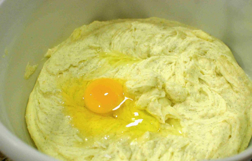 1. Этап. Итальянский пирог с сыром: Поочередно вводим яйца, хорошенько перемешиваем массу.