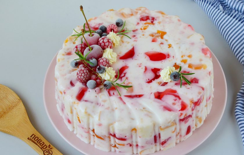 1. Этап. Желейный торт: Утром форму с тортом поставьте на минутку в миску с горячей водой, потом переверните на блюдо. Украсьте по вкусу, у меня было немного сливок и ягод.