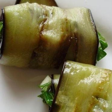 1. Этап. Жареные баклажаны с чесноком: У вас должны получиться вот такие вот симпатичные рулетики. Подавать жареные баклажаны с чесноком лучше холодными, в качестве закуски.