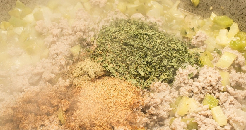 1. Этап. Рис с индейкой: Обжаривайте до румяного цвета. Перемешайте фарш с овощами и добавьте приправ и сушеной зелени по вкусу.