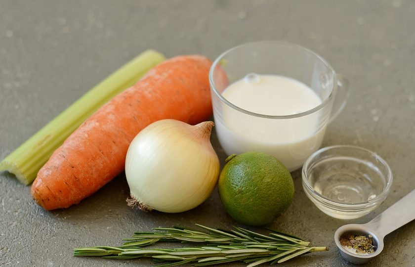 1. Этап. Холодный морковный суп: Подготовьте все ингредиенты.