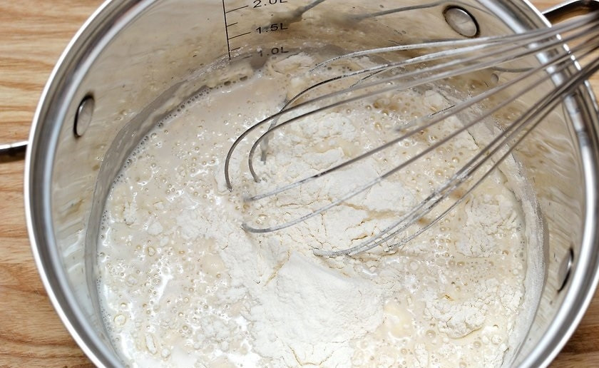 1. Этап. Хрустящий белый хлеб: 5. Добавьте 2 стакана муки и перемешайте, можно использовать венчик или миксер.