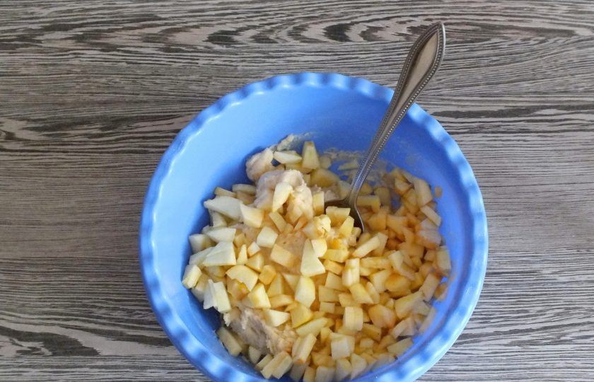 1. Этап. Ленивые булочки: Нарезанные яблоки добавьте в тесто. С помощью ложки вмешайте яблоки.