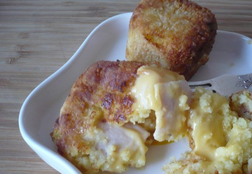 1. Этап. Кубики ветчины и сыра для перекуса: Готовые кубики с ветчиной и плавленым сыром можете подавать горячими.