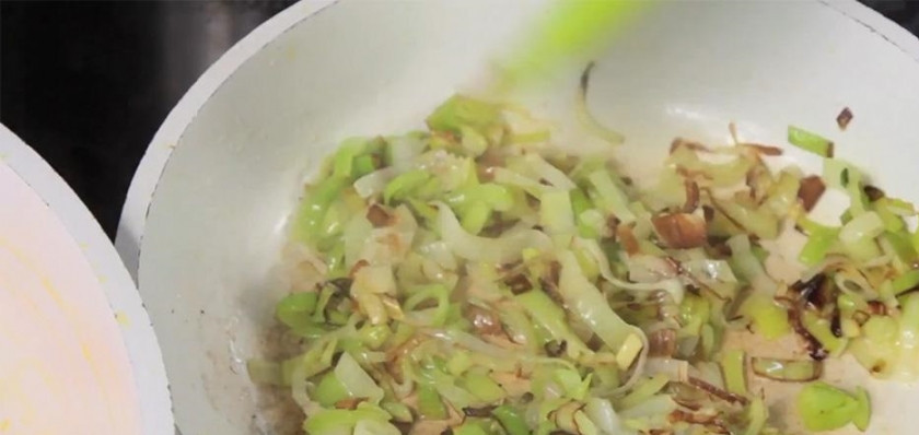 1. Этап. Мясной рулет с морковью: Нарежьте лук-порей полукольцами: вам понадобится только его 