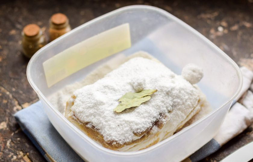 1. Этап. Сало засоленное: После засыпьте сало оставшейся солью, далее можете добавить чеснок, тмин, еще лавр. Натрите сало хорошо солью.