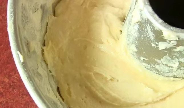 1. Этап. Нежный кекс с творогом: 5. Форму для кекса смажьте сливочным маслом и присыпьте манной крупой. Налейте тесто и разровняйте.