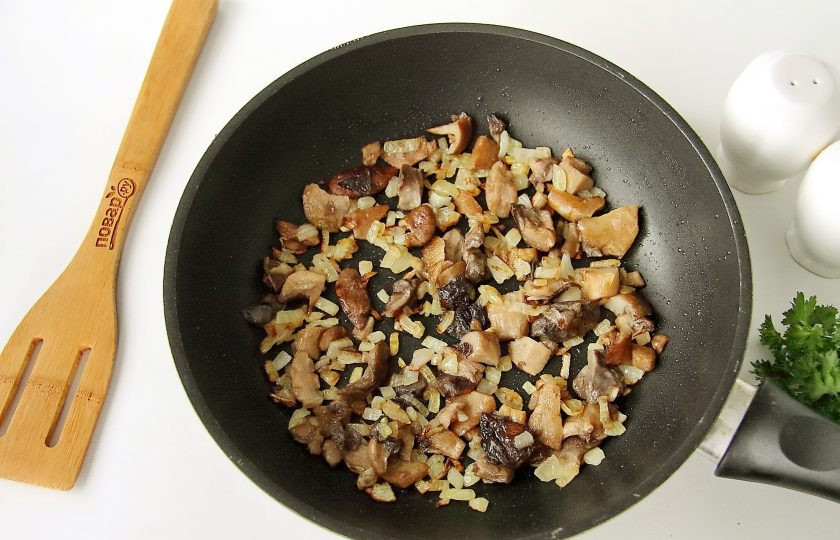 1. Этап. Фаршированные кальмары Мышки: Добавьте грибы и обжарьте все вместе до полной готовности. Грибы можно взять любые, причем подойдут как свежие, так и замороженные.