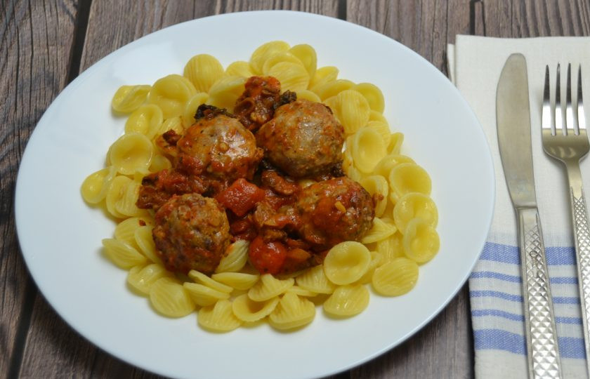 1. Этап. Польпетте: Логично подавать фрикадельки с настоящей итальянской пастой. Этим блюдом можно накормить большую семью, оно вкусное и очень сытное!