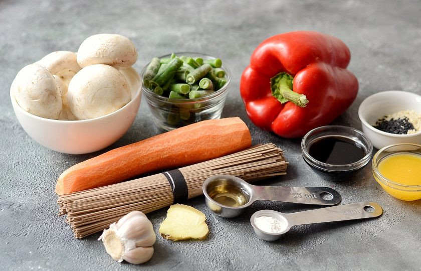 1. Этап. Гречневая лапша вок с овощами: Подготовьте ингредиенты.