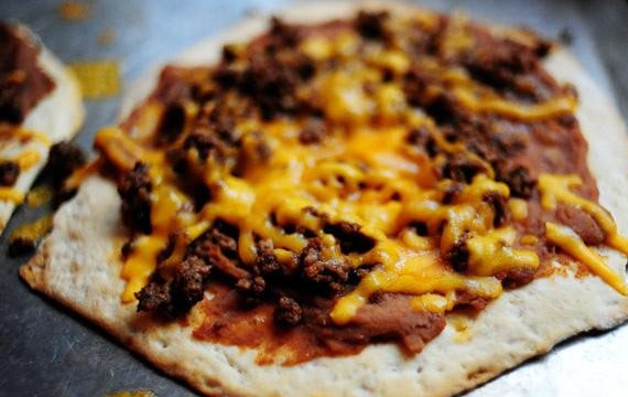 1. Этап. Мексиканская пицца: Поместите лепешки в духовку примерно на 3 минуты.